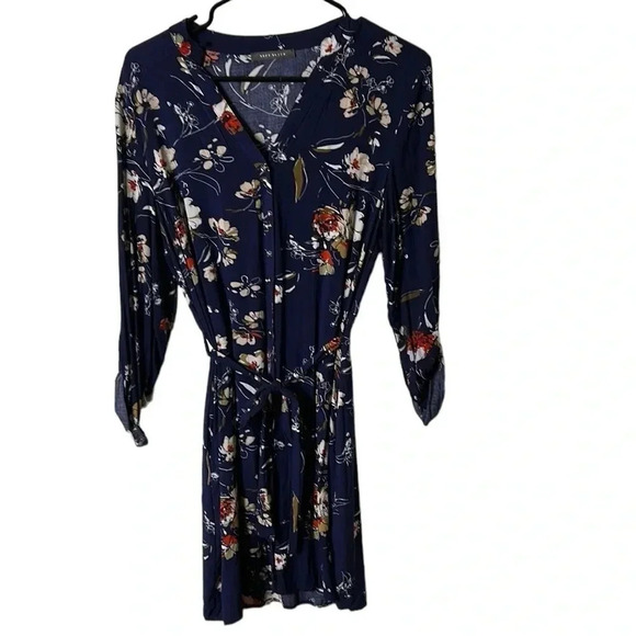 Suzy Shier Blue floral wrap dress ,
tie waist, button front ,seam pockets,EC - Picture 1 of 12